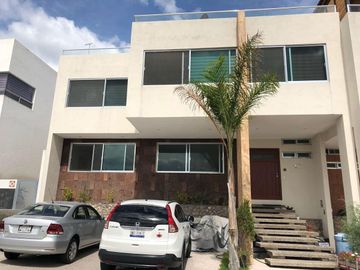 En Venta Casa en Cañadas del Lago, 3 Niveles, Roof Garden, Cto Servicio, Jardín
