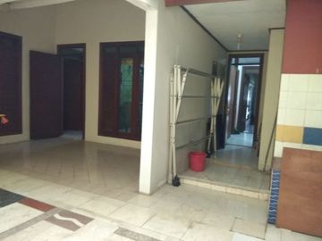Rumah di Limo, 2Lt, Lahan Luas, dlm Prmhn Graha Cinere