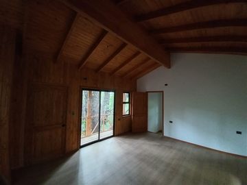 CASA EN PUCON CON PARCELA DE 1 HECTÁREA