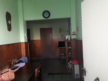 CASA CON LOCAL EN LOTE PROPIO DE 3 AMBIENTES.