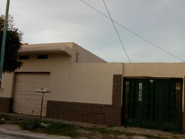 CASA CON LOCAL EN LOTE PROPIO DE 3 AMBIENTES.