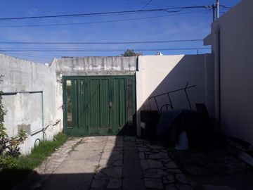 CASA CON LOCAL EN LOTE PROPIO DE 3 AMBIENTES.