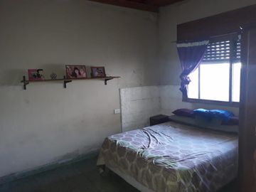 CASA CON LOCAL EN LOTE PROPIO DE 3 AMBIENTES.