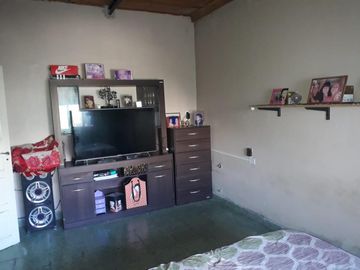 CASA CON LOCAL EN LOTE PROPIO DE 3 AMBIENTES.