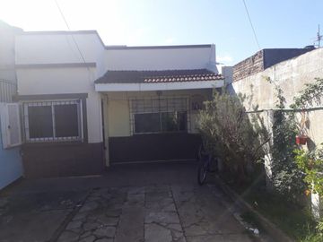 CASA CON LOCAL EN LOTE PROPIO DE 3 AMBIENTES.