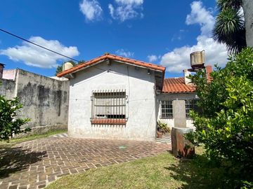 Chalet de 4 AMBIENTES ubicado a 150 metros de la Avenida Hipólito Yrigoyen.