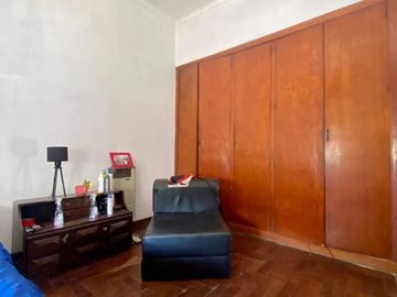 Chalet de 4 AMBIENTES ubicado a 150 metros de la Avenida Hipólito Yrigoyen.
