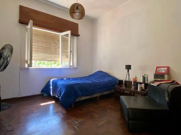 Chalet de 4 AMBIENTES ubicado a 150 metros de la Avenida Hipólito Yrigoyen.