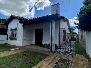 Chalet de 4 AMBIENTES ubicado a 150 metros de la Avenida Hipólito Yrigoyen.