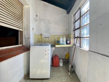 Chalet de 4 AMBIENTES ubicado a 150 metros de la Avenida Hipólito Yrigoyen.