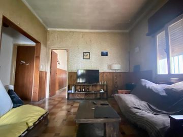 Chalet de 4 AMBIENTES ubicado a 150 metros de la Avenida Hipólito Yrigoyen.