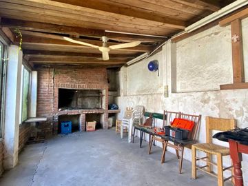 Chalet de 4 AMBIENTES ubicado a 150 metros de la Avenida Hipólito Yrigoyen.