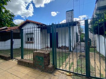 Chalet de 4 AMBIENTES ubicado a 150 metros de la Avenida Hipólito Yrigoyen.