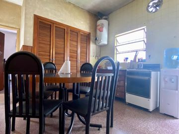 Chalet de 4 AMBIENTES ubicado a 150 metros de la Avenida Hipólito Yrigoyen.