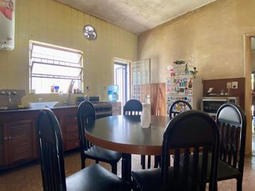 Chalet de 4 AMBIENTES ubicado a 150 metros de la Avenida Hipólito Yrigoyen.