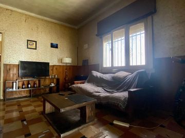Chalet de 4 AMBIENTES ubicado a 150 metros de la Avenida Hipólito Yrigoyen.