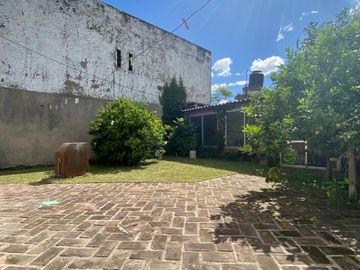 Chalet de 4 AMBIENTES ubicado a 150 metros de la Avenida Hipólito Yrigoyen.