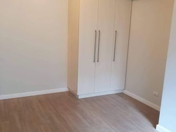 For RENT: Semi Furnished 1 Bedroom in Kroma Tower w Parking