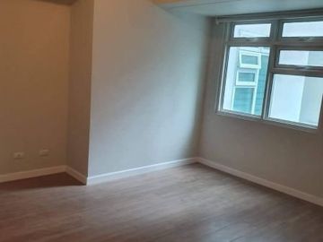 For RENT: Semi Furnished 1 Bedroom in Kroma Tower w Parking