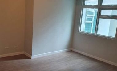 For RENT: Semi Furnished 1 Bedroom in Kroma Tower w Parking