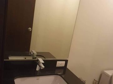 For RENT: Semi Furnished 1 Bedroom in Kroma Tower w Parking