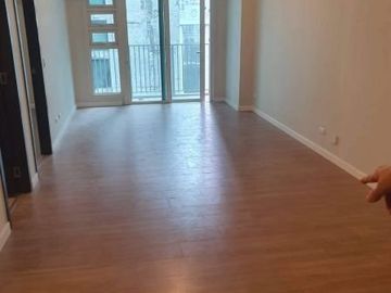 For RENT: Semi Furnished 1 Bedroom in Kroma Tower w Parking