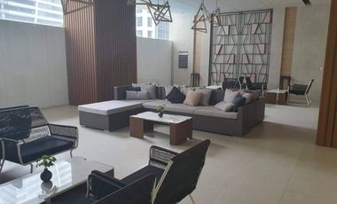 For RENT: Semi Furnished 1 Bedroom in Kroma Tower w Parking