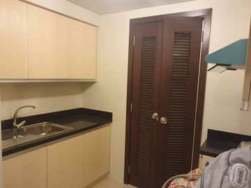 For RENT: Semi Furnished 1 Bedroom in Kroma Tower w Parking
