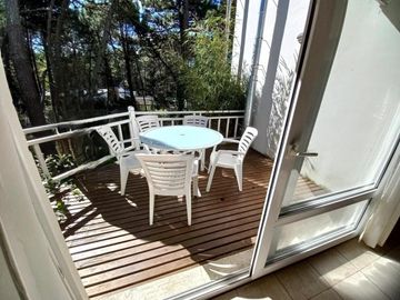 CHALET 5 AMBIENTES CON PARQUE, PISCINA, QUINCHO Y GARAJE EN CARILO