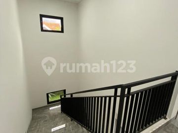 Rumah Siap Huni Nyaman di Cinere, Dekat ke Tol Brigif