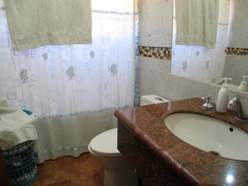 Casa en Venta en Casa 5 Dormitorios, REMODELADA, Av. Mexico, Villa Los Prados.
