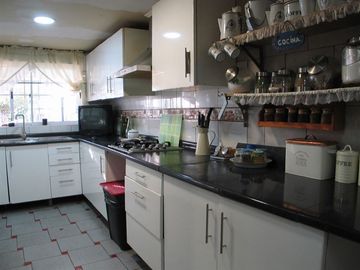 Casa en Venta en Casa 5 Dormitorios, REMODELADA, Av. Mexico, Villa Los Prados.