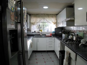 Casa en Venta en Casa 5 Dormitorios, REMODELADA, Av. Mexico, Villa Los Prados.