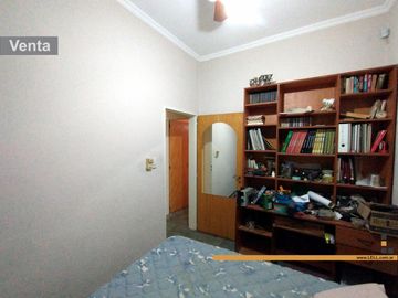 Casa 2 dorm. sobre Edison amplio terreno