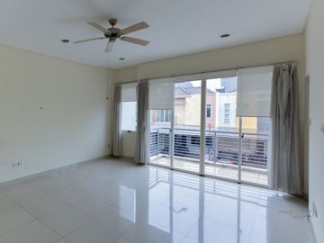Rumah Puri Mansion Cluster Hawaii. Uk. 10x15. 2,5Lt. Hdp utara. Renov rapi.