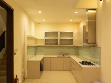 Rumah Puri Mansion Cluster Hawaii. Uk. 10x15. 2,5Lt. Hdp utara. Renov rapi.