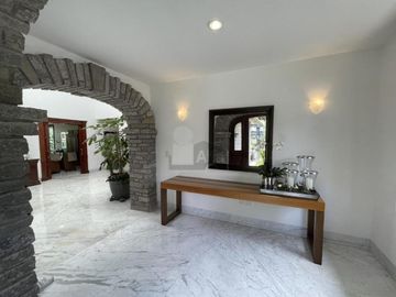 Residencia de 8 salas en venta en Club de Golf San Carlos, Metepec