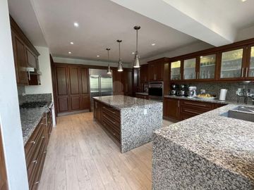 Residencia de 8 salas en venta en Club de Golf San Carlos, Metepec