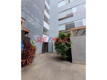ALQUILER DE DEPARTAMENTO EN PRIMER PISO - URB. RESIDENCIAL LA AURORA, SURCO
**ÁREA:** 146 m²
**MANTENIMIENTO:** S/ 350

---

Ubicado en el coraz
