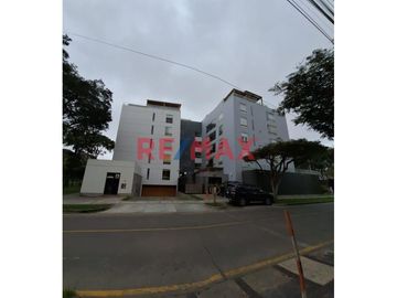 ALQUILER DE DEPARTAMENTO EN PRIMER PISO - URB. RESIDENCIAL LA AURORA, SURCO
**ÁREA:** 146 m²
**MANTENIMIENTO:** S/ 350

---

Ubicado en el coraz