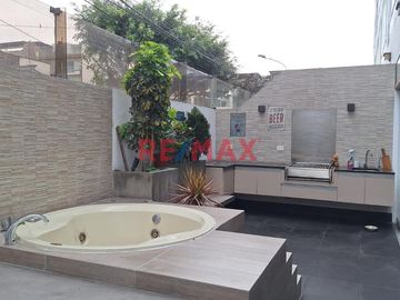 ALQUILER DE DEPARTAMENTO EN PRIMER PISO - URB. RESIDENCIAL LA AURORA, SURCO
**ÁREA:** 146 m²
**MANTENIMIENTO:** S/ 350

---

Ubicado en el coraz