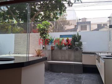 ALQUILER DE DEPARTAMENTO EN PRIMER PISO - URB. RESIDENCIAL LA AURORA, SURCO
**ÁREA:** 146 m²
**MANTENIMIENTO:** S/ 350

---

Ubicado en el coraz