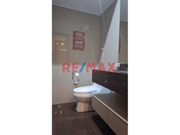 ALQUILER DE DEPARTAMENTO EN PRIMER PISO - URB. RESIDENCIAL LA AURORA, SURCO
**ÁREA:** 146 m²
**MANTENIMIENTO:** S/ 350

---

Ubicado en el coraz