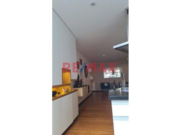 ALQUILER DE DEPARTAMENTO EN PRIMER PISO - URB. RESIDENCIAL LA AURORA, SURCO
**ÁREA:** 146 m²
**MANTENIMIENTO:** S/ 350

---

Ubicado en el coraz
