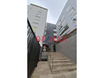 ALQUILER DE DEPARTAMENTO EN PRIMER PISO - URB. RESIDENCIAL LA AURORA, SURCO
**ÁREA:** 146 m²
**MANTENIMIENTO:** S/ 350

---

Ubicado en el coraz