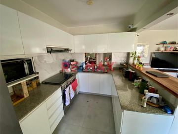 Exclusivo y acogedor Dúplex de 144 m2 en 5to / 6to piso frente al Parque Local y sólo 9 años de antigüedad. 

Inmejorable ubicación en una de las Ur