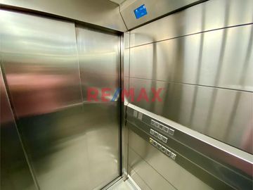Exclusivo y acogedor Dúplex de 144 m2 en 5to / 6to piso frente al Parque Local y sólo 9 años de antigüedad. 

Inmejorable ubicación en una de las Ur