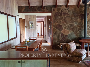 3 Preciosas Casas orilla de Lago Panguipulli en 2,4 ha. y 112 mts de playa