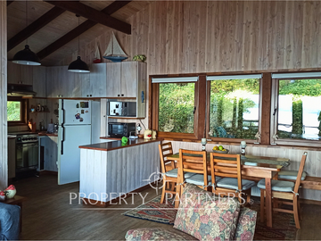 3 Preciosas Casas orilla de Lago Panguipulli en 2,4 ha. y 112 mts de playa