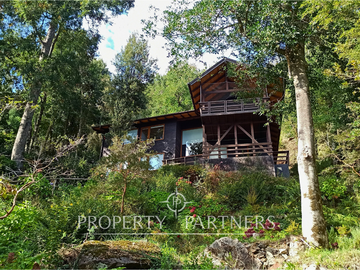 3 Preciosas Casas orilla de Lago Panguipulli en 2,4 ha. y 112 mts de playa